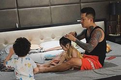Tuấn Hưng gây thích thú với khoảnh khắc buộc tóc cho con gái