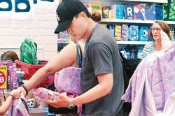 Lưu Khải Uy mua sắm đồ dùng cho con gái tại Hong Kong