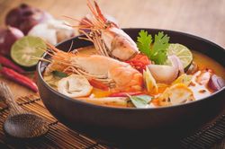 Học làm canh tom yum chua cay chuẩn Thái Lan