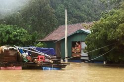 Tân Hóa chìm sâu trong lũ