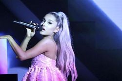 Ca sĩ Ariana Grande kiện Forever 21, đòi bồi thường 10 triệu USD