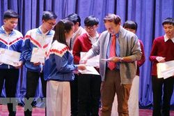 Trao tặng Học bổng Vallet cho học sinh, sinh viên miền Trung, Tây Nguyên