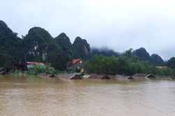 Lũ lớn chia cắt nhiều địa phương ở Quảng Bình