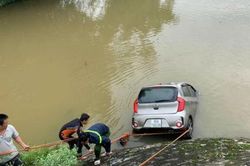 Tìm thấy thi thể tài xế vụ taxi lao xuống sông ở Thanh Hóa