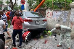 Nữ tài xế ở Huế nhầm chân ga khi lùi xe, tông gục 2 người đi bộ