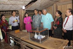 Đoàn đại biểu Quốc hội Lào dâng hoa, dâng hương tại Khu Di tích Kim Liên