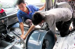 Thợ sửa xe thành Vinh 'hốt bạc' những ngày ngập lụt
