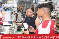 Đèn tích điện, dây tăng đơ 'đắt hàng' mùa mưa bão ở Hà Tĩnh