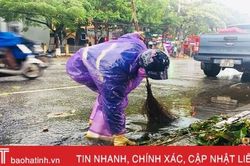 Theo chân chị lao công Hà Tĩnh 'đội' mưa lũ làm sạch phố phường