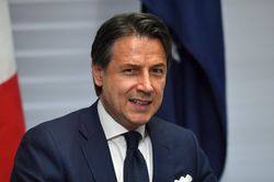 Italy: Các thành viên M5S ủng hộ chính phủ liên minh mới với PD