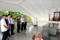 Chủ tịch Quốc hội dâng hương tại Khu Di tích cụ Phó bảng Nguyễn Sinh Sắc