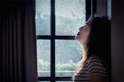 Còn chưa hết cữ, tôi đã bị chồng lôi về bằng được, biết người đang nằm chờ mình ở nhà, tôi chỉ muốn chết đi cho nhẹ nợ