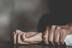 Vừa mãn hạn tù vì tội ngoại tình, vợ bị chồng lạnh lùng bắn chết