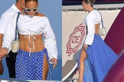 Jennifer Lopez mặc váy chấm bi xẻ đến tận hông khoe cơ bụng rắn chắc đến gái trẻ cũng thua
