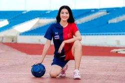 Ngắm bộ ảnh cỗ vũ Việt Nam 'cực độc' của hotgirl xứ Thanh từng viết tâm thư cho Bùi Tiến Dũng