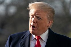 Tổng thống Trump từng muốn tăng gấp đôi thuế với hàng hóa Trung Quốc