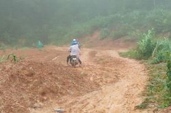 Mưa lớn gây sạt lở trên tỉnh lộ 674 ở Kon Tum