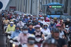 Nhích từng mét vượt 'ải Chương Dương' vào trung tâm thành phố