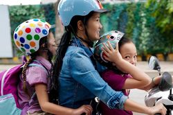 Sao Việt đưa con tới trường dịp khai giảng năm học mới