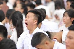 Học sinh ngáp dài, khóc nức nở trong lễ khai giảng năm học mới