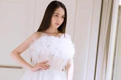 Quách Bích Đình diện váy cưới gợi cảm