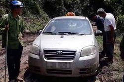 Hai thanh niên dùng súng AK cướp taxi lúc rạng sáng