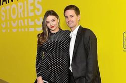 Miranda Kerr bế bụng bầu đến ủng hộ chồng tỷ phú