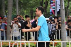 Tuyển Việt Nam đến sân, CĐV Thái gọi tên Văn Lâm
