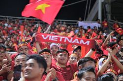 CĐV Việt Nam reo hò trên sân của Thái Lan