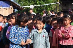 Đơn sơ lễ khai giảng ở điểm trường Chè Lý A