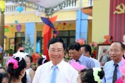 Phó Thủ tướng chung vui cùng thầy và trò Trường Tiểu học thị trấn Thắng