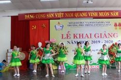 Hà Nội: Xúc động lễ khai giảng học sinh hát Quốc ca bằng tay