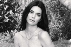 Kendall Jenner tiếp tục gây 'bão' với ảnh ngực trần táo bạo