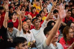 Trăm cổ động viên Sài Gòn cuồng nhiệt cổ vũ tuyển Việt Nam gặp Thái Lan