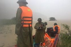 Lật thuyền chở đoàn lãnh đạo huyện đi thị sát lũ, 6 người gặp nạn trên sông Gianh