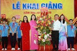Bí thư Thành ủy Vinh dự lễ khai giảng Trường THCS Đặng Thai Mai