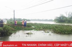 Đẩy bèo tây - giải pháp khơi thông dòng chảy tạm thời tại TP Hà Tĩnh