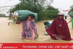 Nước vây tứ phía, người dân Hương Khê tất tưởi ôm đồ chạy lũ