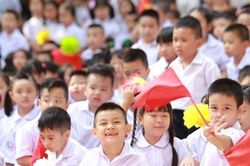 Nụ cười 'sún răng' và những biểu cảm ngộ nghĩnh 'gây sốt' của học sinh lớp 1 ngày khai giảng