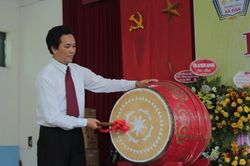 Rạng rỡ ngày khai trường của những học sinh 'hát Quốc ca bằng tay'