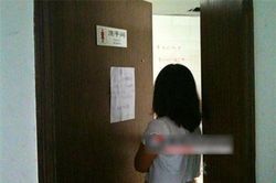 Mẹ lén nhìn con 6 tuổi thay quần áo rồi bật khóc trước cảnh tượng này