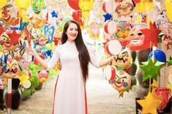 Lẳng lơ trên phim là thế nhưng Minh Cúc 'Về nhà đi con' lại đằm thắm bất ngờ khi diện áo dài truyền thống