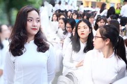 Nữ sinh trường THPT Phan Đình Phùng duyên dáng trong tà áo dài, rạng rỡ nhân ngày khai giảng năm học mới