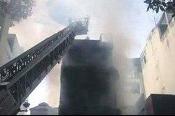 Cháy dữ dội tại cao ốc ở Sài Gòn, một phụ nữ bị mắc kẹt trên sân thượng