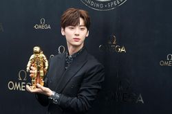 Khi 'visual' Im Siwan và Hwang Min Hyun cùng đọ sắc tại cùng sự kiện, Knet phản ứng ra sao?