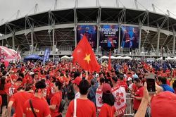 Không khí cuồng nhiệt trước vòng loại World Cup 2022 bảng G: Đội tuyển Việt Nam phủ đỏ SVĐ Thái Lan