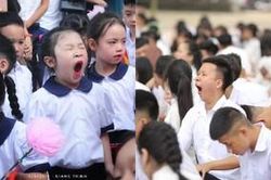 Loạt ảnh các cô cậu học sinh mệt mỏi và liên tục ngáp ngủ trong lễ khai giảng khiến nhiều người vừa thương vừa buồn cười
