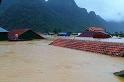 Xót xa cảnh rốn lũ Tân Hóa nhà ngập đến nóc, bị cô lập ba ngày qua vì nước dâng cao hơn 3 m