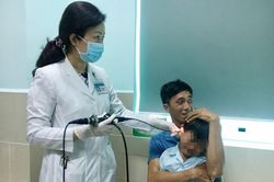 Bé trai 5 tuổi bị thủng màng nhĩ do tự tay nhét pin vào tai