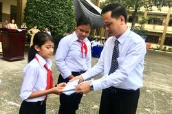 Vietinbank Bình Dương: Trao 50 suất học bổng cho các em học sinh dân tộc thiểu số ngày khai giảng năm học mới
